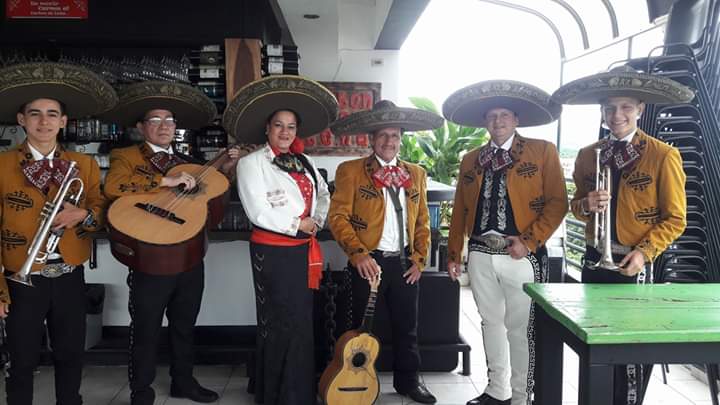 Otoniel y sus Mariachis en la dorada