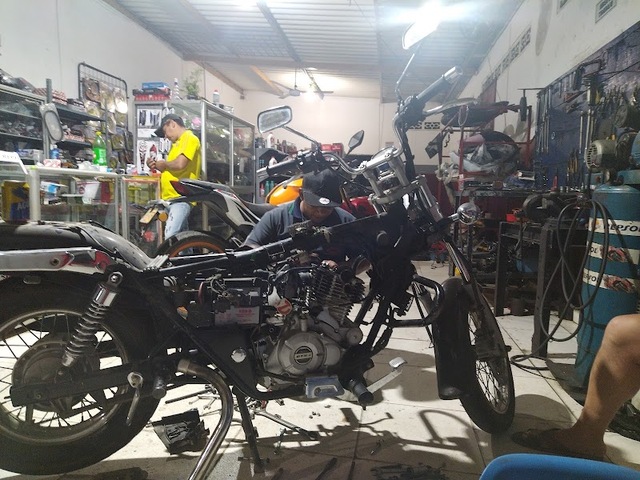 Taller y almacén MOTO GUADUAS