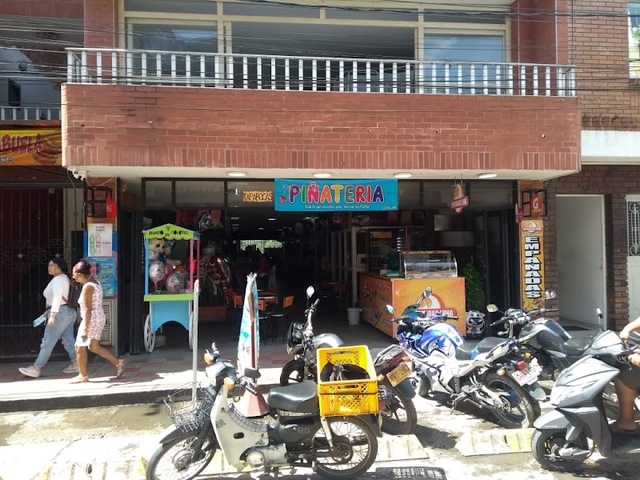 PIÑATERIA MUNDO DE COLORES