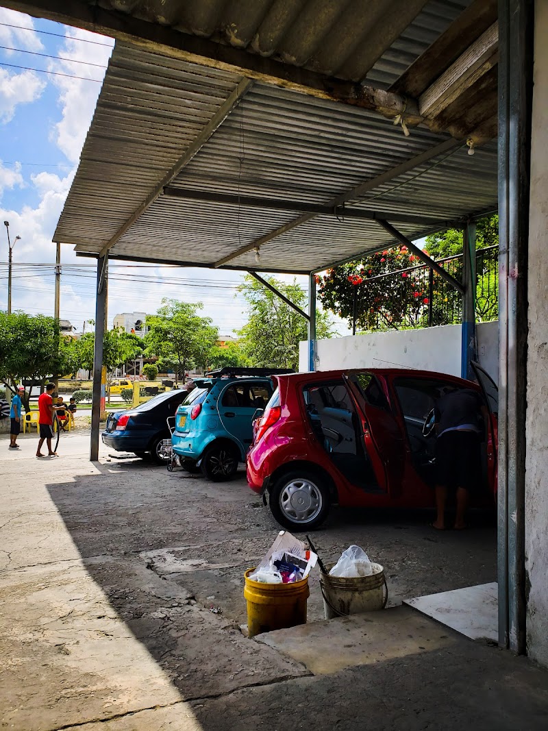 Lavadero de Carros " Los sin Nombre "