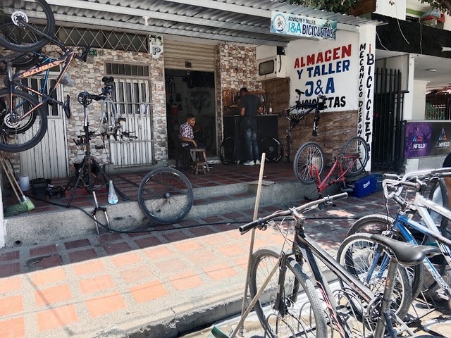 J & A Bicicletas Almacén y Taller