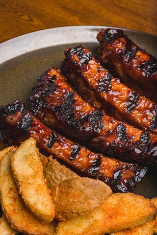 Porthos Steakhouse & Pub