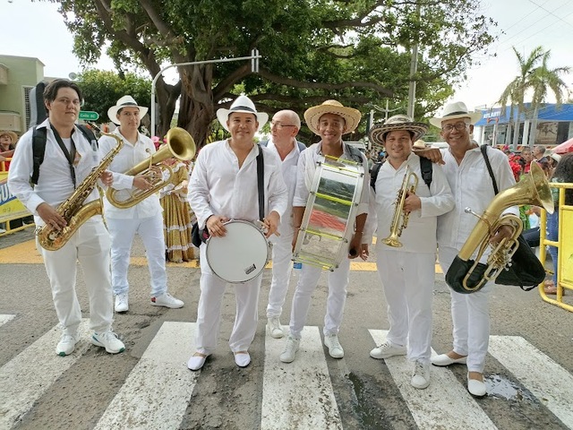 TAMBOBANDA PAPAYERA LA CLAVE Y MARIACHI PLATINO