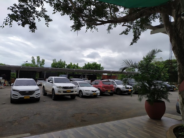 Parqueadero Los Laureles