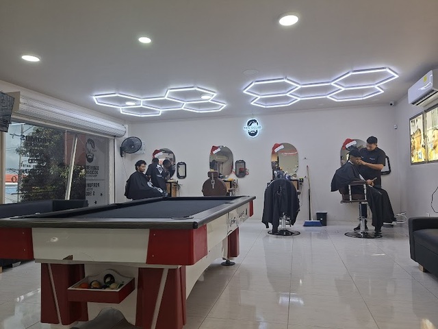MEN'S CLUB BARBER & SHOP