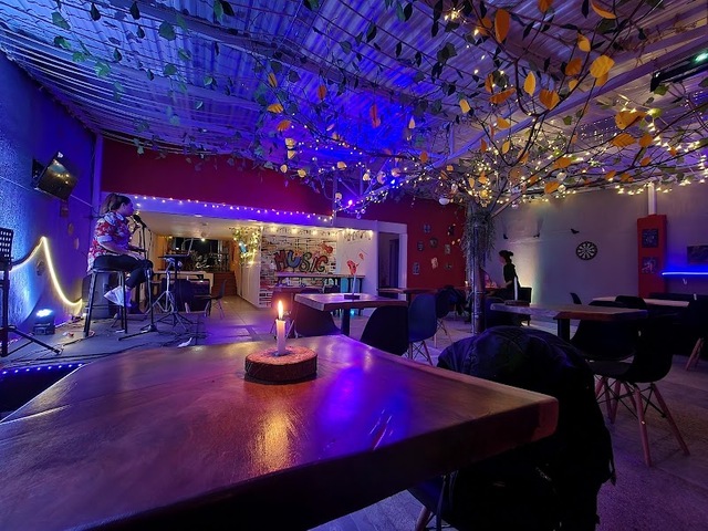 MOMENTUM COCKTAIL BAR